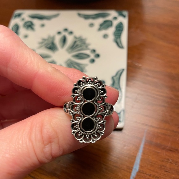 Silver ring with black gem stone - Picture 3 of 5